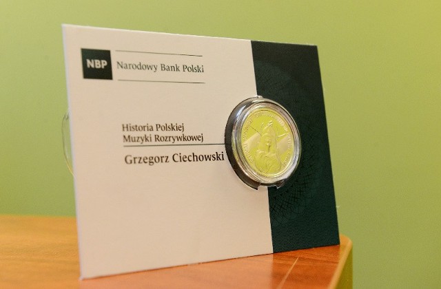 Tylko teraz do wygrania srebrna moneta okolicznościowa o nominale 10 zł z kolekcji NBP upamiętniająca Grzegorza Ciechowskiego.