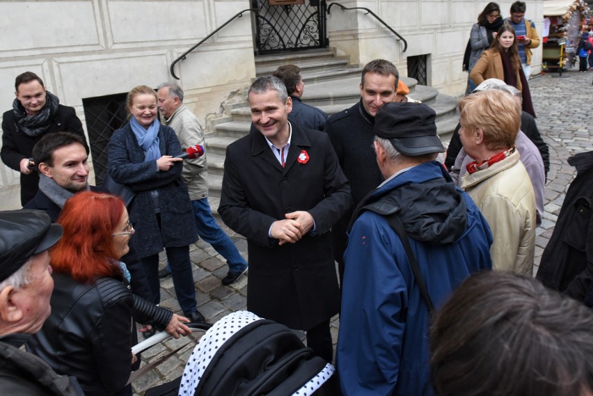 Poznań: Kolejka po flagi Polski na Starym Rynku....