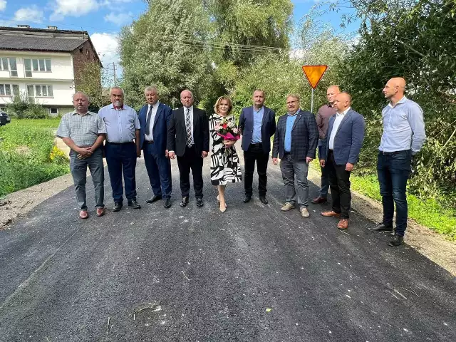 Świętokrzyska poseł oraz wiceminister sportu i turystyki podczas oficjalnego oddania do użytku nowej drogi w Suchowoli, gmina Osiek.