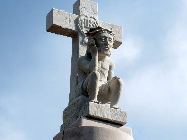 Nową, kamienną figurę Chrystusa Frasobliwego wyrzeźbił Ryszard Rymarczyk, rzeźbiarz amator z Węglowa, w gminie Wąchock 