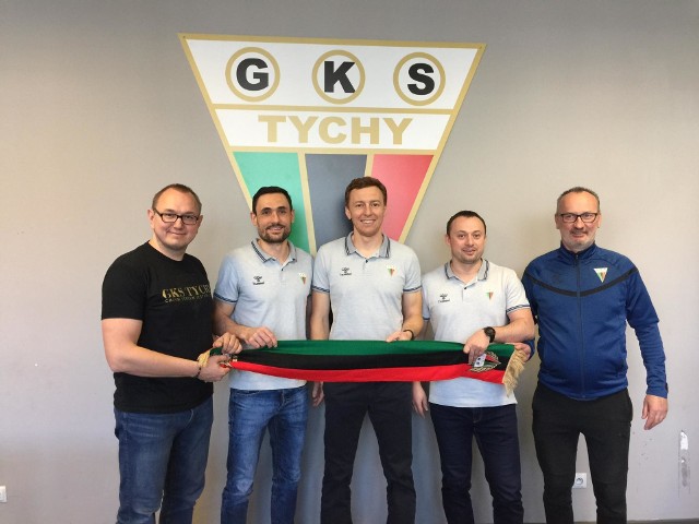 Sztab szkoleniowcy GKS Tychy w białych koszulkach: Adam Bagiński, Krzysztof Majkowski i Arkadiusz Sobecki w towarzystwie prezesa Tyskiego Sportu Krzysztofa Woźniaka i dyrektora sekcji hokejowej Wojciecha Matczaka