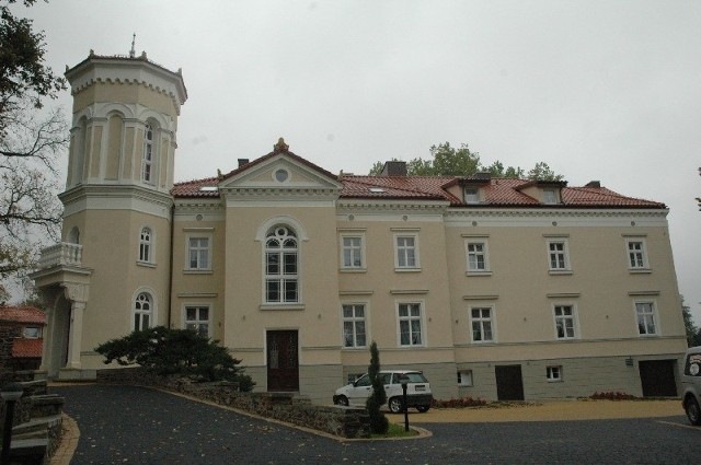 Odrestaurowany palac w Pawlowicach
