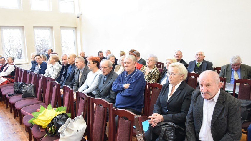 Pierwsza sesja Rady Miejskiej w Kunowie. Ślubowanie burmistrza Lecha Łodeja i radnych. Nowym przewodniczącym Rady Miejskiej został Piotr Bek
