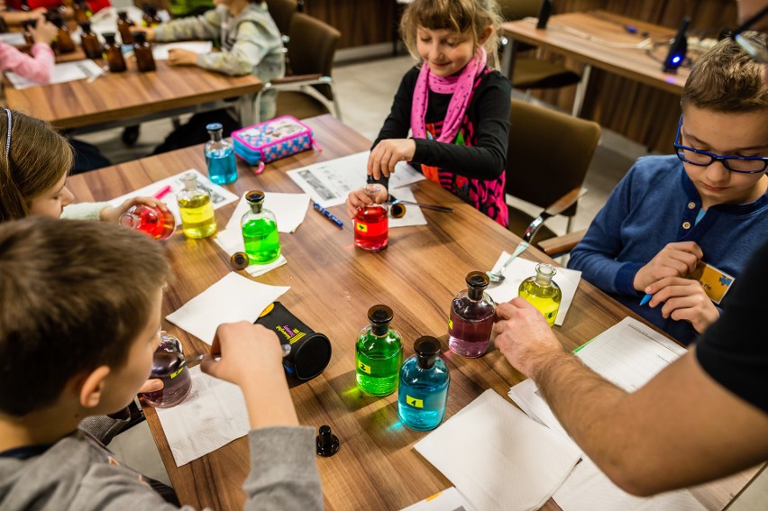 Mali studenci odbywają zajęcia z różnych dziedzin