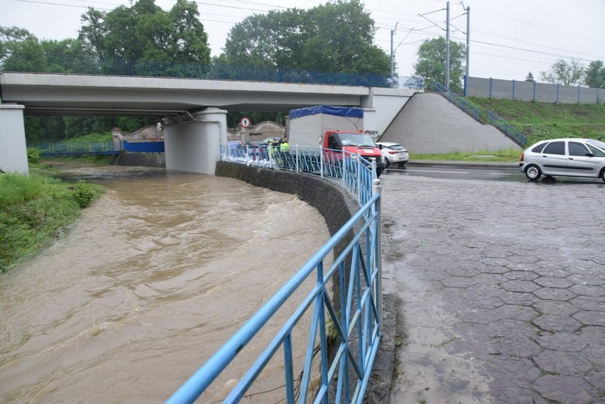 Tarnowskie. Lało całą noc. Powódź znowu nam zagraża. Strażacy przygotowani na ewakuację ludności