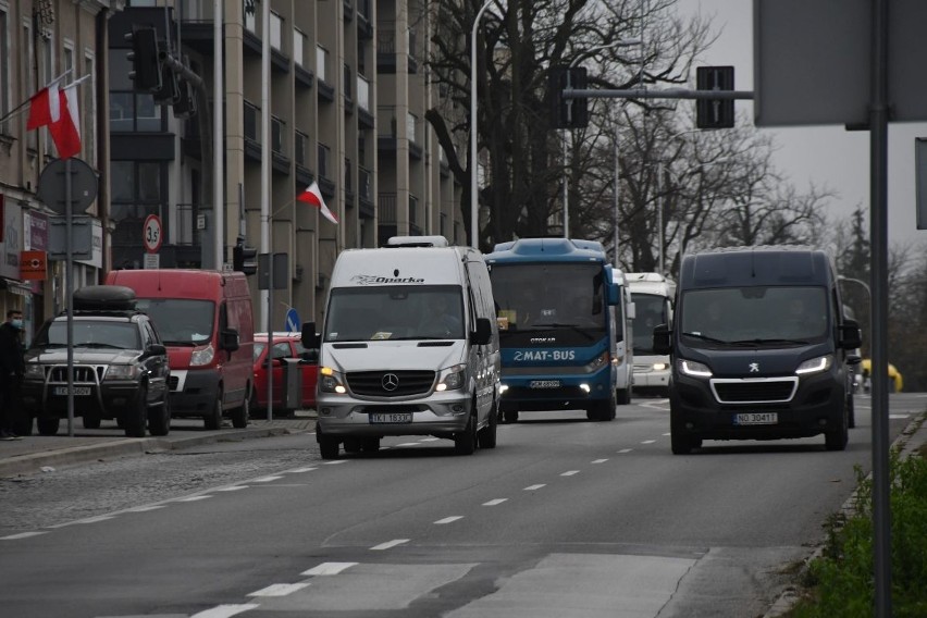 Przewoźnicy protestowali w Kielcach! Kawalkada kilkudziesięciu autobusów w mieście i postulaty do premiera [ZDJĘCIA, FILM]