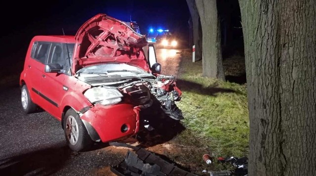 Osobowe auto rozbiło się o drzewo na drodze nr 276 w pobliżu Chociul w powiecie świebodzińskim. Wypadek miał miejsce w środę po północy, 26 stycznia. Z pomocą pospieszyły m.in. dwa zastępy straży pożarnej z Jednostki Ratowniczo-Gaśniczej w  Świebodzinie, które udzieli pomocy medycznej i zabezpieczyły miejsce zdarzenia. Poszkodowany kierowca został przekazany załodze pogotowia ratunkowego i przetransportowany do szpitala.   Czytaj także: Korytarz życia na drodze. Jak go utworzyć? Wystarczy przestrzegać kilku zasad!Wideo: Jak się zachować, kiedy jesteśmy świadkami wypadku?źródło: Dzień Dobry TVN/x-news