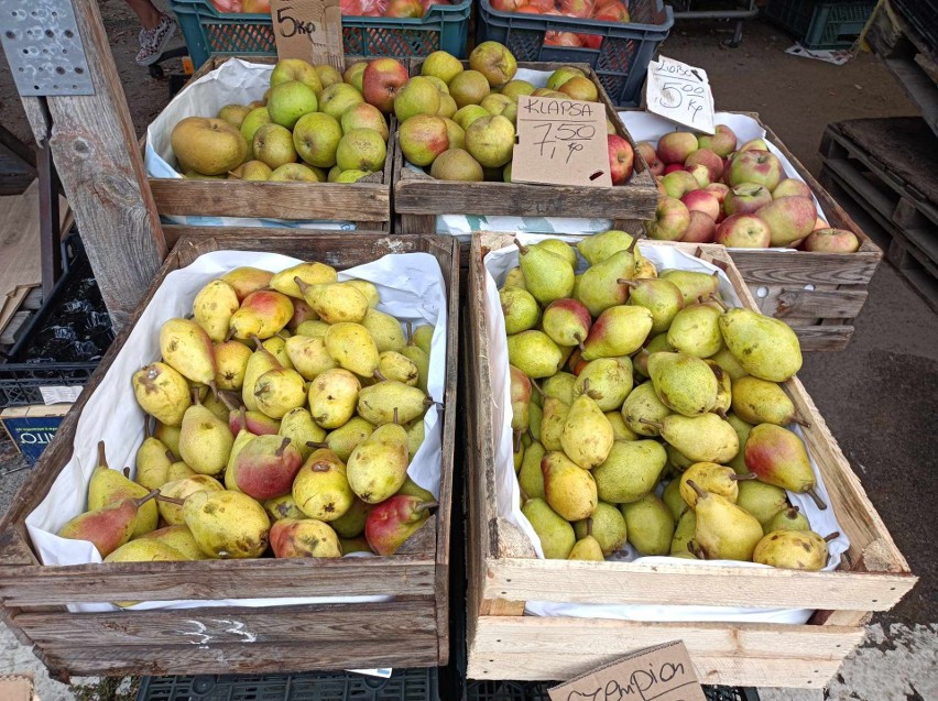 Na wielu stoiskach można kupić pyszne jabłka i gruszki...