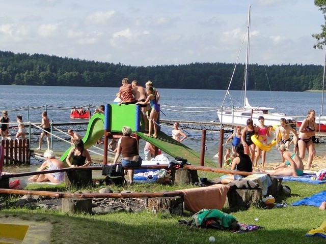 Plaża prywatna nad jeziorem Lubowidz prezentuje się lepiej niż gminne kąpielisko. 