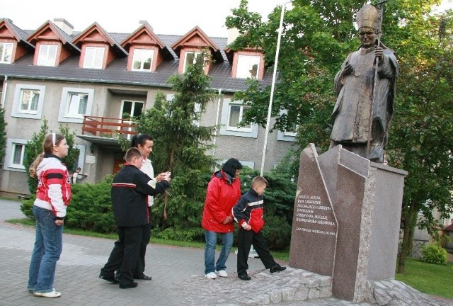 Zdaniem pielgrzymów z Jezior pod Świebodzinem, dzieło wielkopolskich rzeźbiarzy to wykapany Jan Paweł II, którego postać na zawsze będą nosić w swych sercach i pamięci.
