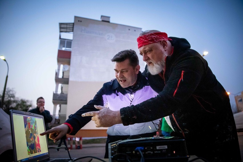 Rafał Roskowiński rozpoczął malowanie na ścianie bloku przy...