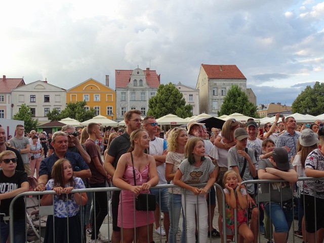 Koncerty muzycznych gwiazd przyciągnęły na rynek fanów