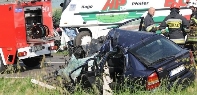 Strażacy, którzy przybyli na miejsce wypadku musieli czekać na przyjazd dźwigu, który wyciągnął autobus z rowu. Dopiero wtedy wznowiono ruch na "15".