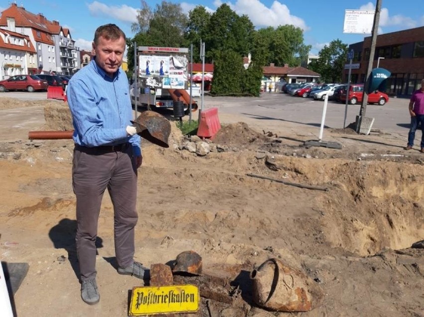 Trzy hełmy, bańka na bibmber i elementy zastawy - poniemieckie pozostałości odkryte podczas prac ziemnych przy dworcu w Lęborku 