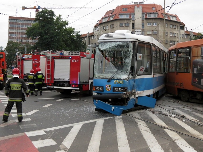 Zderzenie tramwajów na Powstańców Śląskich. Pięć osób rannych (ZDJĘCIA)
