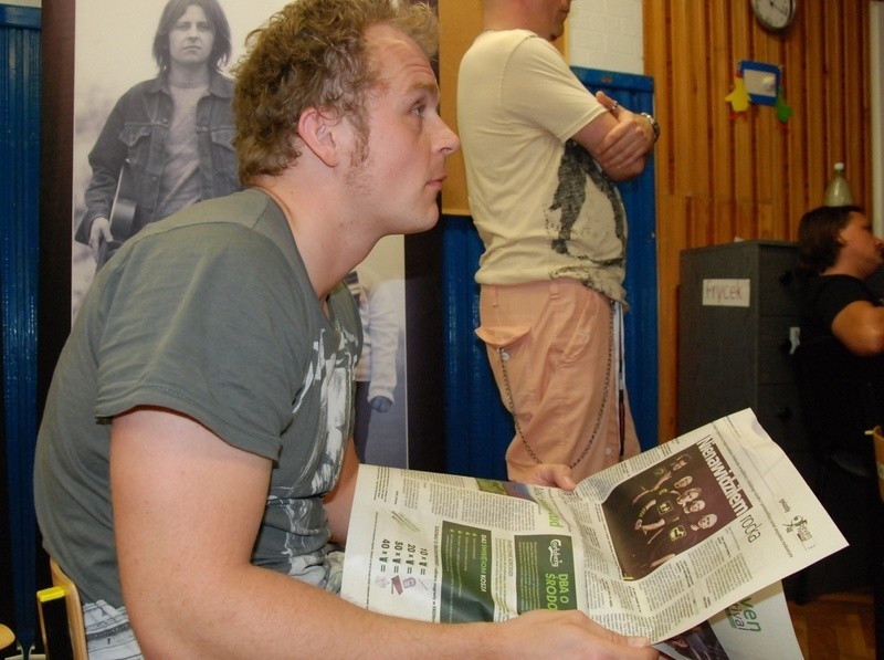 Piotr Rogucki z zespołu Coma czyta wywiad sam ze sobą podczas Seven Festival music&more Węgorzewo 2010
