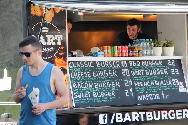 Żarciowozy przyjechały do Parku Hallera w Dąbrowie Górniczej. Zlot foodtrucków potrwa do wieczora w niedzielę