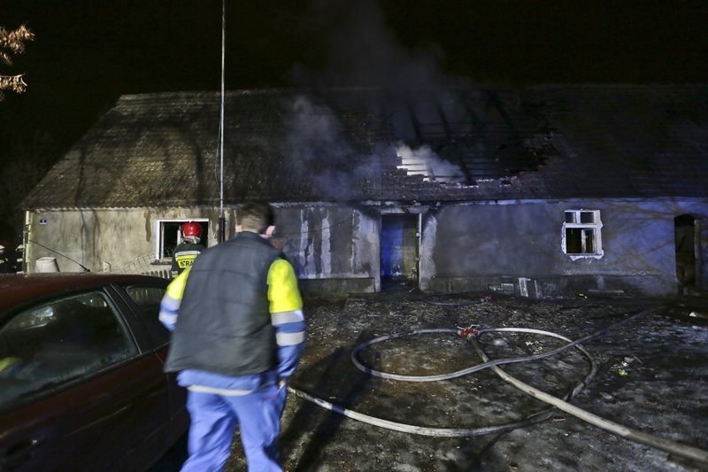 Ogień strawił część domu jednorodzinnego i dachu, który...