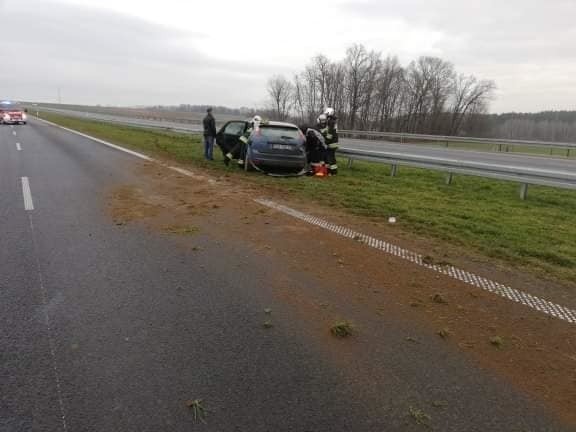 Do dachowania samochodu doszło w niedzielę na drodze S5...