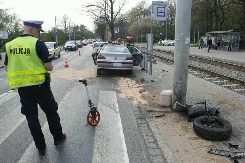 Wrocław: Wypadek taksówki na Mickiewicza (ZDJĘCIA)
