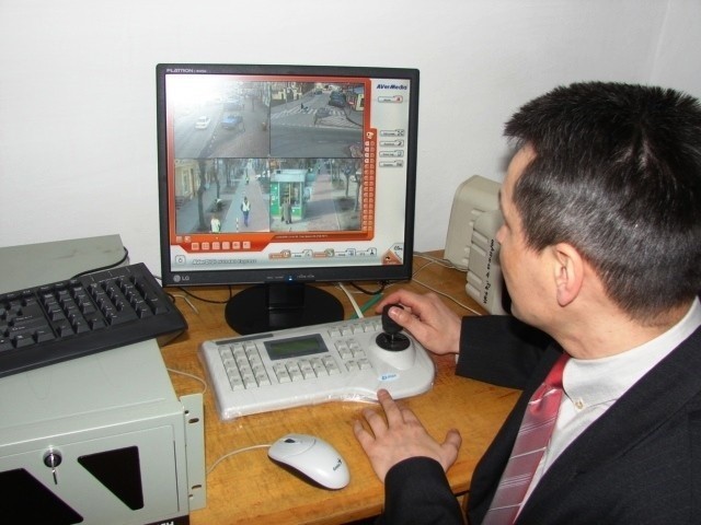- Obraz z kamer zainstalowanych przy ulicy Krakowskiej możemy podglądać na komputerze w urzędzie - pokazuje Waldemar Olszewski, wiceburmistrz Białobrzegów. 