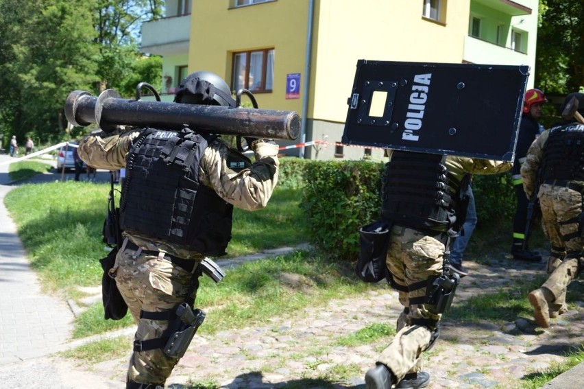 Ostrowiec Świętokrzyski. Mężczyzna zabarykadował się w mieszkaniu i groził wysadzeniem bloku. Antyterroryści w akcji