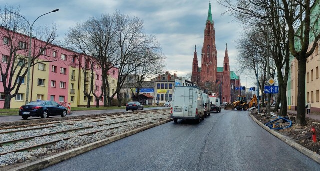 W poniedziałek 27 marca ruch w centrum Dąbrowy Górniczej zostanie skierowany na wyremontowany odcinek ul. Królowej Jadwigi w stronę dzielnicy Gołonóg Zobacz kolejne zdjęcia/plansze. Przesuwaj zdjęcia w prawo naciśnij strzałkę lub przycisk NASTĘPNE