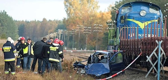 Zdarzenie drogowe w Trzmielewie w gminie Rzeczenica. Kierowca nie żyje, pasażer został przetransportowany do szpitala w Bydgoszczy.