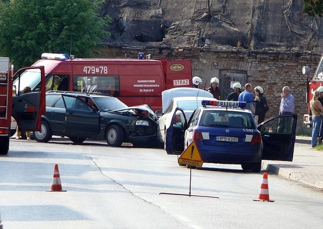 W sobotę po południu, na ulicy Krakowskiej w Klimontowie doszło do poważnego zderzenia dwóch osobówek. Cztery osoby trafiły do szpitala.