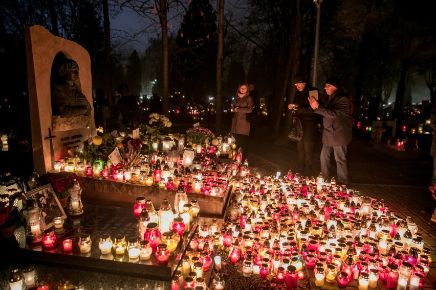 Jedyna taka noc w roku. Tysiące zniczy oświetla cmentarz Rakowicki [GALERIA] 