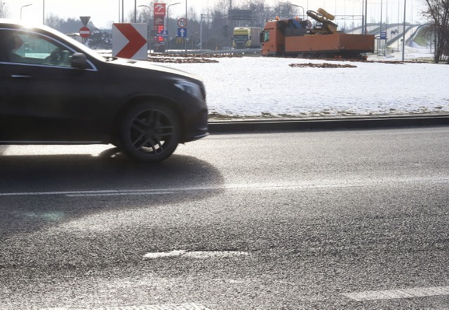 Trzeba naprawiać asfalt na rondzie Jerzego Popiełuszki po ty, gdy pojawiły się usterki i pęknięcia.