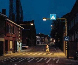 Oświetlenie przejścia dla pieszych na drodze dwukierunkowej...