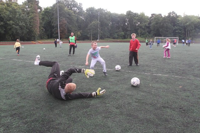 Zawodnicy Floty pokonują najlepsze polskie kluby. Na własnym stadionie trenują jednak także z uczniami szkół podstawowych.