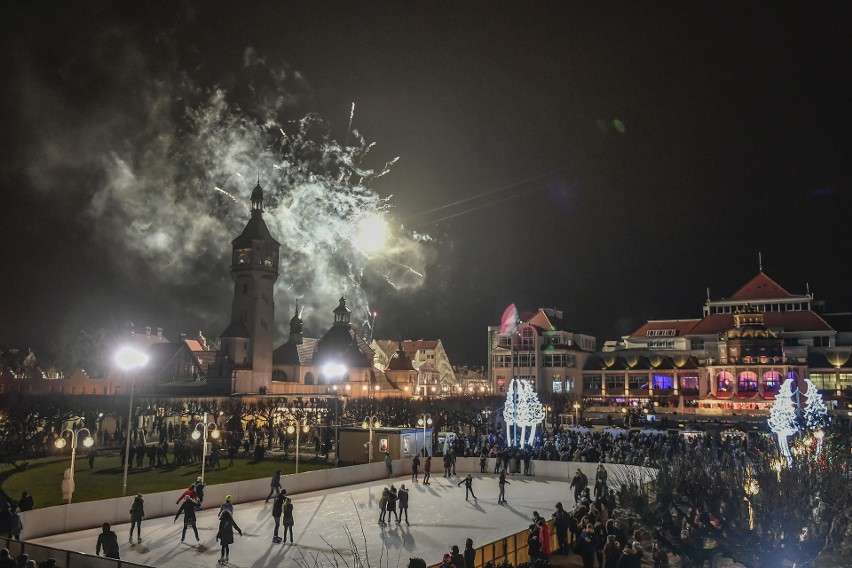 Sylwester 2018/2019 w Sopocie. Pokaz fajerwerków przy molo. Jedyny miejski pokaz w Trójmieście [zdjęcia]