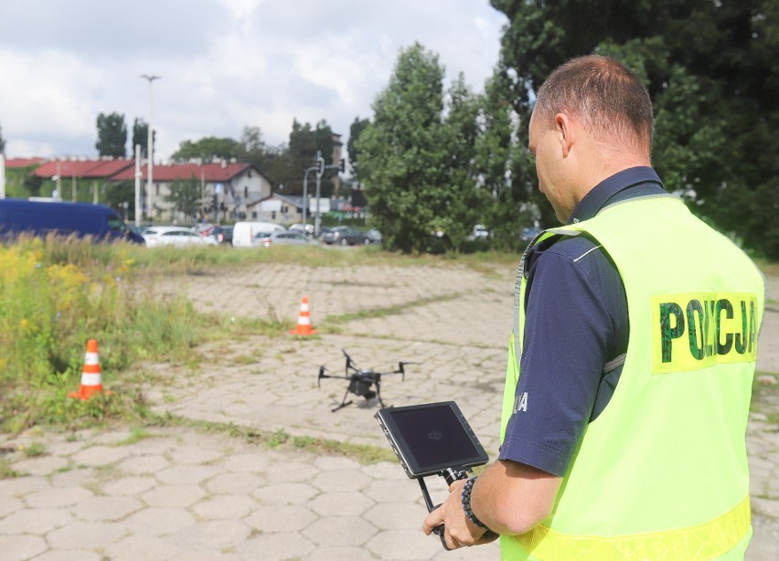 Łódź. Dron "polował" na piratów drogowych u zbiegu ul. Konstantynowskiej i al. Włókniarzy! Posypały się mandaty ZDJĘCIA