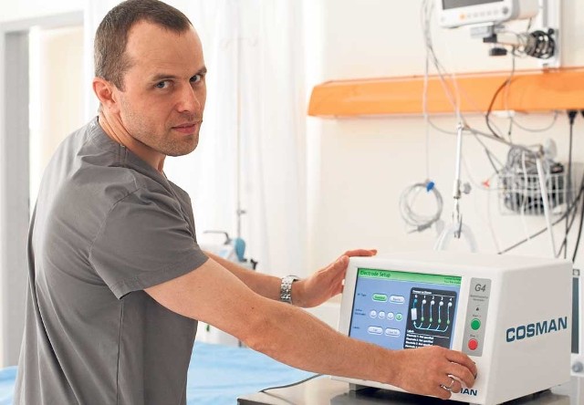 Dr Michał But, anastezjolog w koszalińskim Szpitalu  Wojewódzkim, prezentuje generator fal wysokiej częstotliwości 