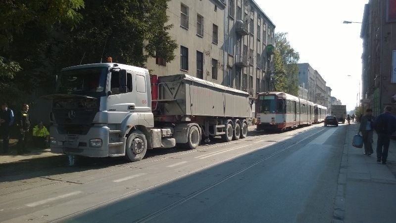 Tir zablokował się na torowisku! Dwie godziny bez tramwajów na Kilińskiego