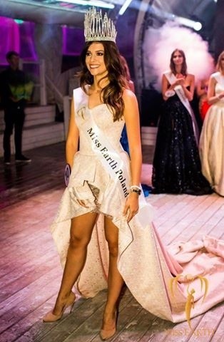 Nazywa się Dominika Szymańska. Ma 22 lata, pochodzi z Bydgoszczy i będzie reprezentować Polskę w Miss Earth, jednym z największych konkursów piękności na świecie. Czy zdobędzie ten tytuł? W jednym z klubów w Warszawie zorganizowano polską edycję konkursu Miss Earth. Panie zaprezentowały swoje wdzięki w oficjalnych, sukniach wieczorowych, jak i w bardziej nieformalnych strojach kąpielowych. Najlepszą kandydatką do tego prestiżowego konkursu została Dominika Szymańska, 22-letnia bydgoszczanka, obecnie studiująca prawo w Warszawie. To nie jest jej pierwsza przygoda z konkursem piękności. W ubiegłym roku z powodzeniem wystartowała w konkursie Miss Polonia. Została pierwszą wicemiss. Prezentacja Dominiki Szymańskiej na ubiegorocznym konkursie Miss Polonia: Miss Earth to jedno z największych tego typu przedsięwzięć na świecie - trzeci co do wielkości konkurs piękności. Uczestniczki rywalizują w nim o cztery tytuły: Miss Earth (odpowiednik miss), Miss Air (odpowiednik pierwszej wicemiss), Miss Water (druga wicemiss) oraz Miss Fire (trzecia wicemiss). Do tej pory, od 2002 do 2016 roku w tym konkursie wystartowało czternaście Polek. Do największych sukcesów należy zaliczyć tytuł Miss Fire zdobyty przez Martę Matyjasik w 2003 roku oraz Miss Water, który Katarzyna Borowicz zdobyła dwa lata później. Według ogólnodostępnych statystyk, w tym konkursie najczęściej (trzy razy) zwyciężyły przedstawicielki Filipin. Na drugi miejscu (dwa zwycięstwa) mają Brazylia, Ekwador i Wenezuela. Wśród europejskich krajów, których przedstawicielki wygrały są Czechy, Dania oraz Bośnia i Hercegowina. Info z Polski: 