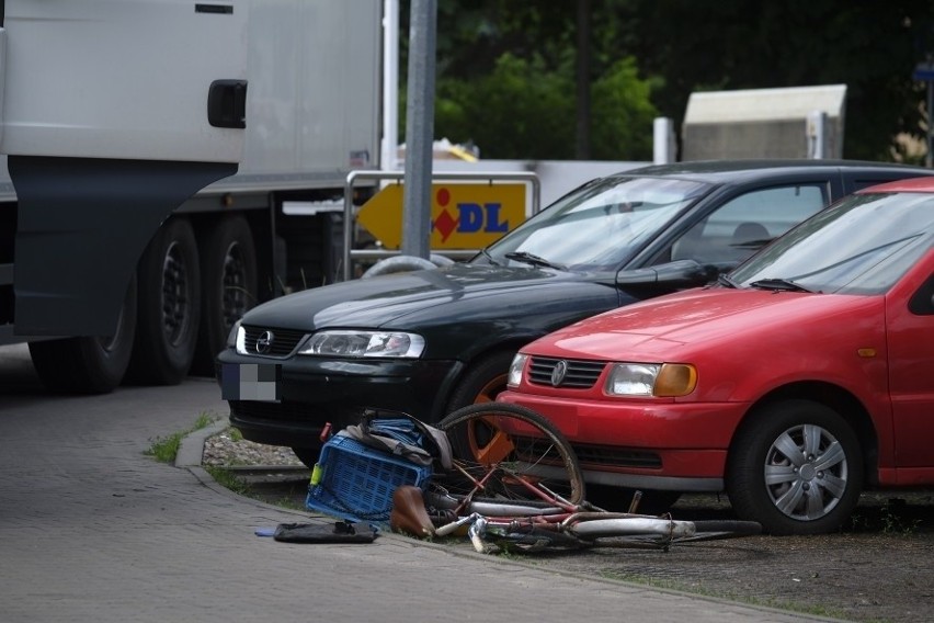 Do groźnego wypadku doszło dziś (19.06) rano obok parkingu...