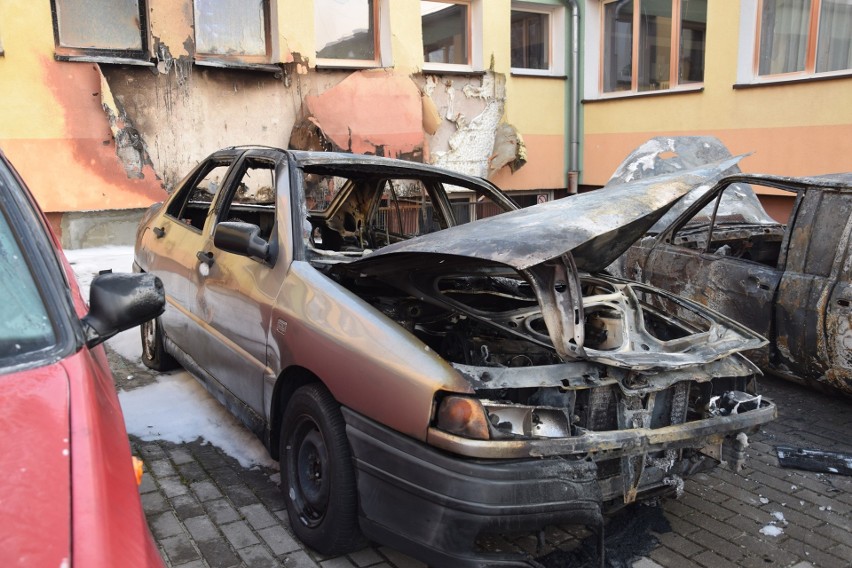 Spłonęły auta na terenie ZSOiT w Miastku. Nadpaliła się też...