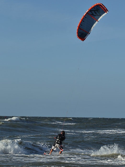 Kitesurfing na plazy zachodniej w Ustce. (Fot. Lukasz Capar)