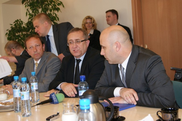 Na pierwszym planie, od prawej: wiceminister Adam Leszkiewicz, prezes Krzysztof Jałosiński i przewodniczący Rady Nadzorczej Polic - Marek Mroczkowski.