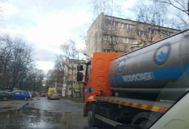 Na Teofilowie zapadły się płyty, którymi pokryty był parking... [zdjęcia]