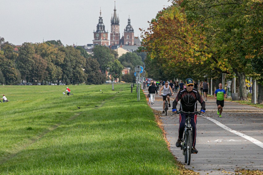 Kraków. Jesienna szaruga w odwrocie. Piękna pogoda przyciągnęła spacerowiczów na Błonia i do parku Jordana [ZDJĘCIA]