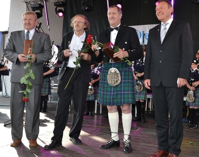 Laureaci Róż Olesna 2011 na scenie miejskiego amfiteatru. Od lewej: Stanisław Muszyński, _Roch Antkowiak, Gordon Conelly i burmistrz Sylwester Lewicki.