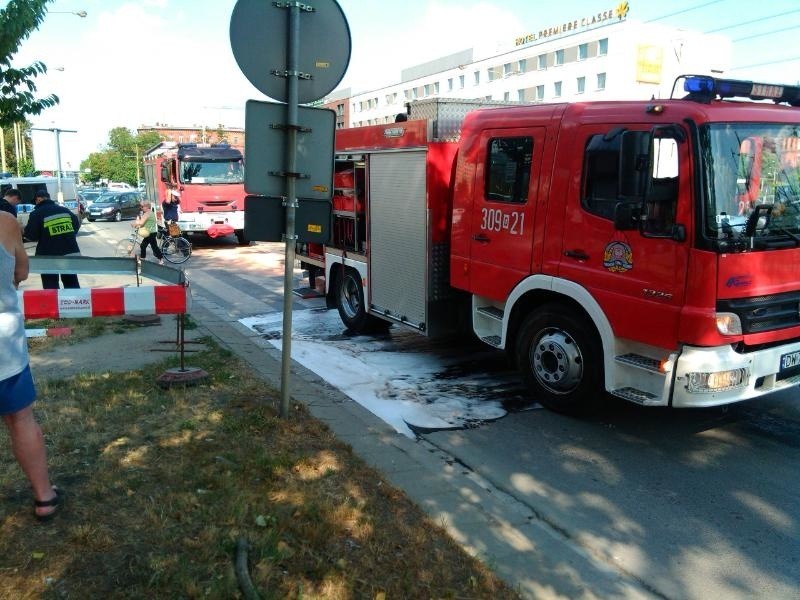 Wypadek na Ślężnej. Volkswagen wjechał w daewoo. Wielkie korki (ZDJĘCIA)