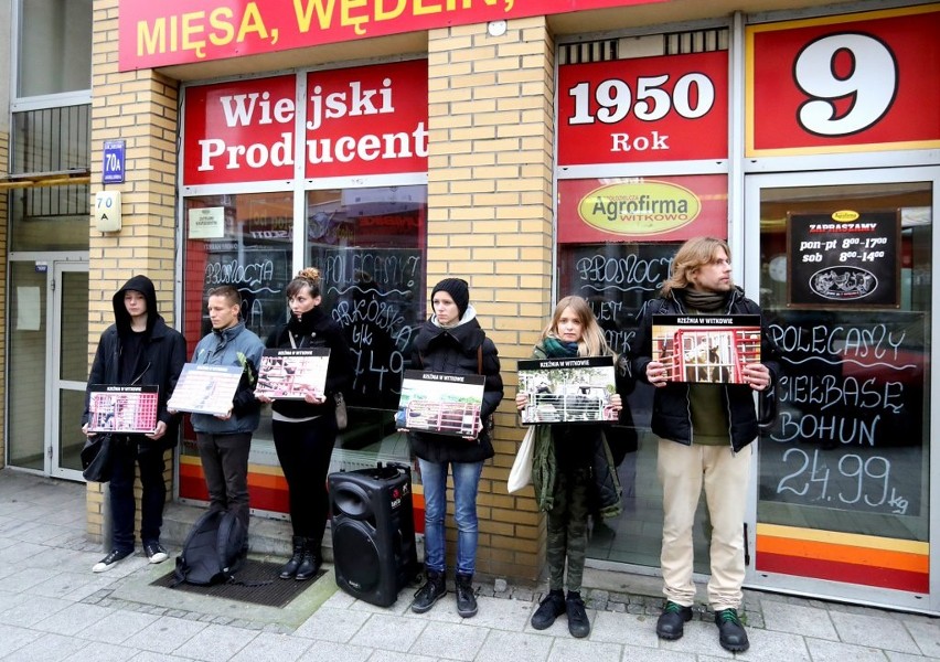 BASTA protestuje przed sklepem mięsnym Agrofirmy Witkowo