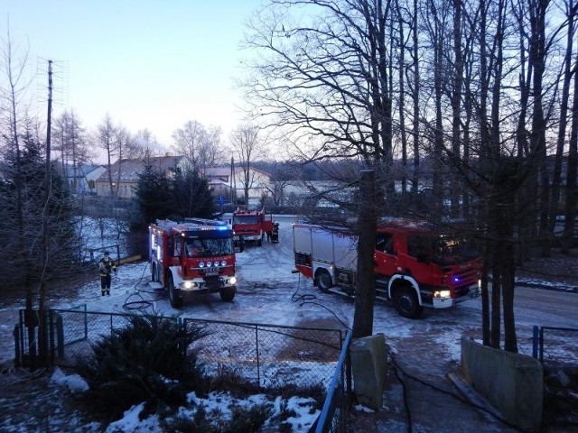 Do pożaru w miejscowości Boćwinka, (gm. Gołdap) doszło w środę o godzinie 7 rano. Na miejscu okazało się, że ogień trawi mieszkanie na parterze, a zespół ratownictwa medycznego udziela pomocy dwojgu poszkodowanym.