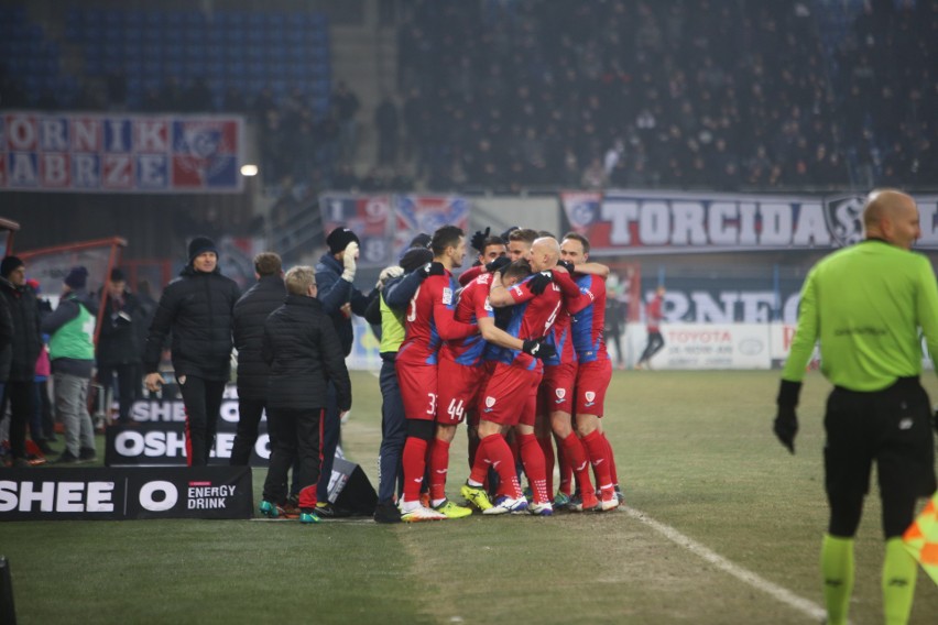 Derby Śląska przerwane, potem zakończone. Kibice Górnika...