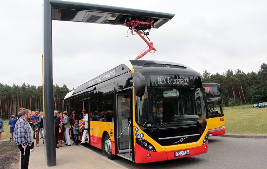 Siedem nowych autobusów hybrydowych marki Volvo jeździć...